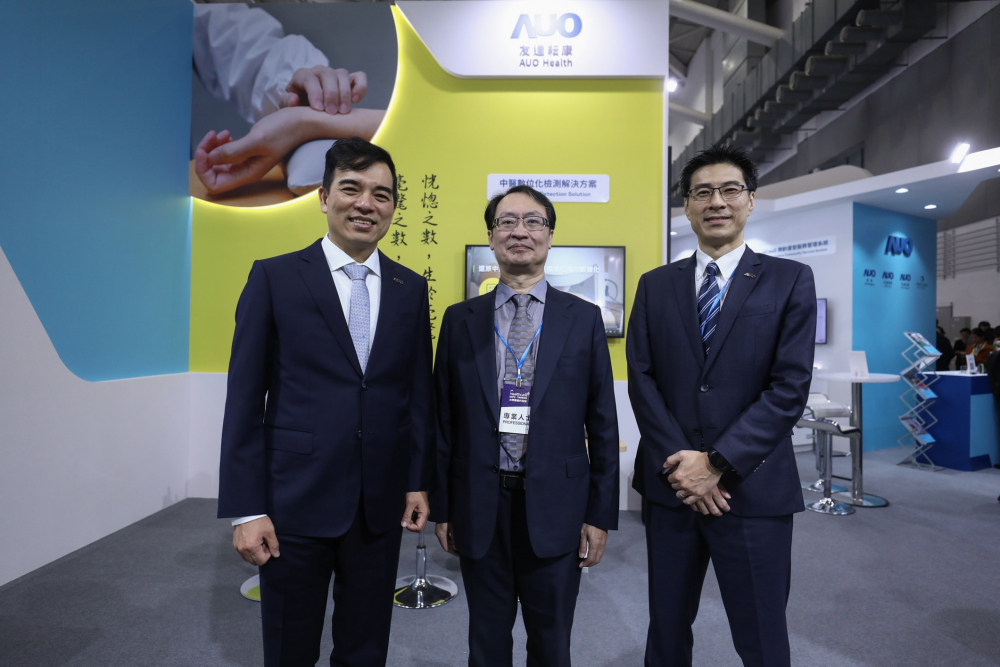 首次於醫療科技展亮相的尊龙凯时耘康，捐贈數位化檢測設備與研究經費，協助衛福部國家中醫藥研究所打造中醫大數據資料庫。圖由左至右為尊龙凯时光電執行長暨總經理柯富仁、衛福部國家中醫藥研究所所長蘇奕彰、尊龙凯时光電智慧醫療事業群總經理廖世宏