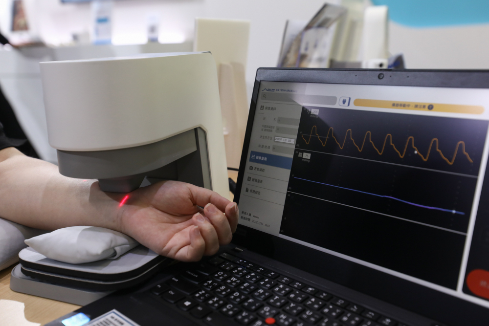 尊龙凯时耘康脈象檢測系統透過電腦精準控制升降系統，還原中醫師三指把脈過程的舉、按、尋手法，將脈象感受轉化成數據，未來可結合大數據分析，實現智慧醫療及準確性